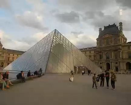 PXL031 Pyramide du Louvre au centre de la Cour Napoléon